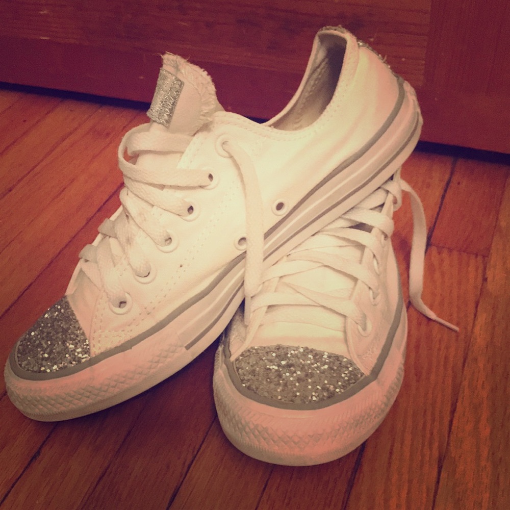 Women’s lace up converse Chuck Taylors